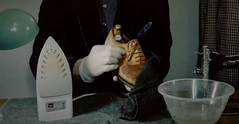 How to Shrink Leather Shoes FI